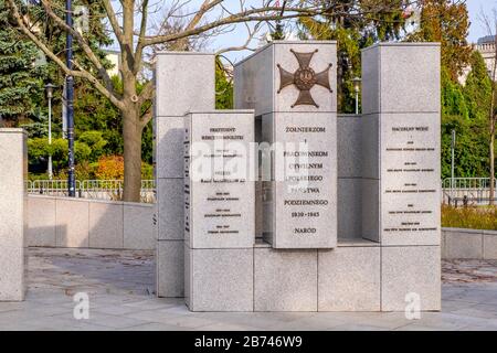 Warschau, Mazovia/Polen - 2019/10/26: Denkmal der polnischen U-Bahn Staats- und Heimatarmee des Architekten Jerzy Staniszkis an der Wiejska-Straße Stockfoto