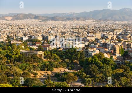 Blick auf Athen von der Akropolis. Berühmte Orte in Athen - Hauptstadt Griechenlands. Antike Denkmäler. Stockfoto