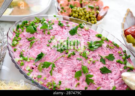 Heringsalat unter einem Fellmantel. Ein köstliches Puffgericht mit Selenfisch, Kartoffeln, Rüben und Mayonnaise. Ein wunderschönes Gericht zum Feiern Stockfoto