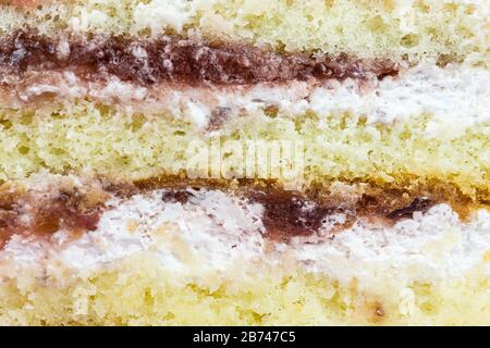 Biskuitkuchen mit Erdbeercreme und Erdbeerkuchen Stockfoto
