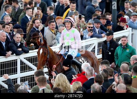 Jockey Paul Townend feiert den Sieg bei der Albert Bartlett Novices Hürde mit Monkfish am vierten Tag des Cheltenham Festivals auf der Cheltenham Racecourse. Stockfoto