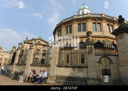 Touristen in der Broad Street, mit dem Sheldonian Theater im Hintergrund Stockfoto