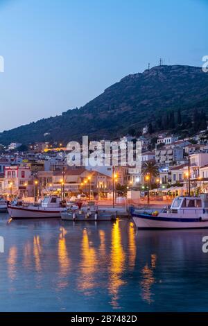 Samos Hafen in der Dämmerung Samos Griechenland Stockfoto