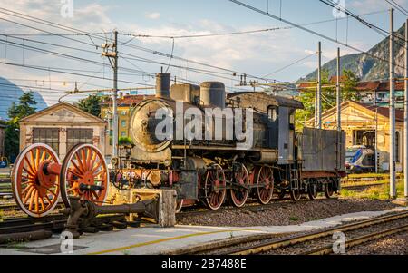 Alte Lok (Dampfmaschine) im Bahnhof Trient im Trentino Alto Adige ausgestellt. Trient, Italien - 19. august 2018 Stockfoto