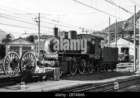 Alte Lok (Dampfmaschine) im Bahnhof Trient im Trentino Alto Adige ausgestellt. Trient, Italien - 19. august 2018 Stockfoto