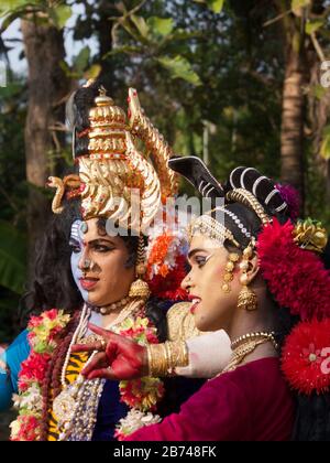 Klassische Kathakali-Tänzer, die hinduistische Götter darstellen, treten im Tempelfest, Kumarakom, Kerala, Südindien auf Stockfoto