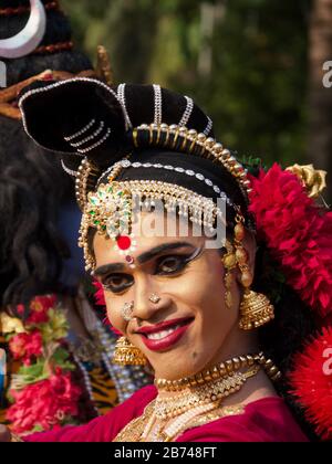 Die klassische Kathakali-Tänzerin, die hindu-gott darstellt, tritt auf dem Tempelfest in Kumarakom, Kerala, Südindien, auf Stockfoto