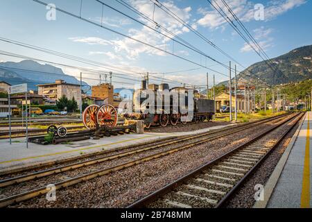 Alte Lok (Dampfmaschine) im Bahnhof Trient im Trentino Alto Adige ausgestellt. Trient, Italien - 19. august 2018 Stockfoto