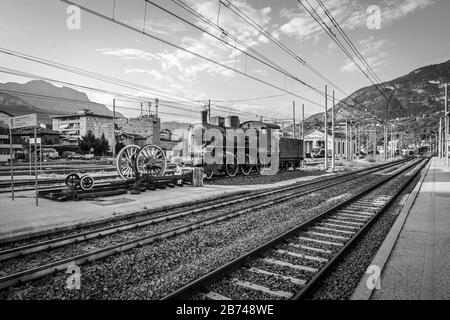 Alte Lok (Dampfmaschine) im Bahnhof Trient im Trentino Alto Adige ausgestellt. Trient, Italien - 19. august 2018 Stockfoto