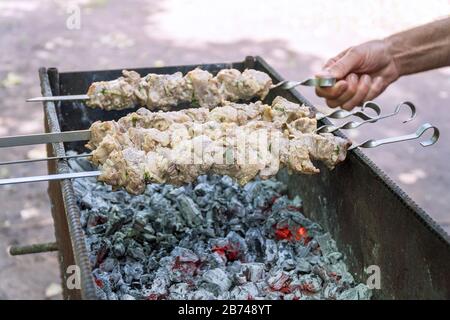 Shish Kebab am Spieß braten auf dem Grill Stockfoto