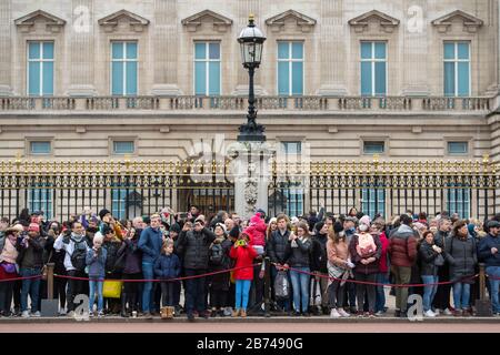 Allgemeiner Blick auf die Menschenmassen außerhalb des Buckingham Palace, London, vor Der Änderung der Zeremonie der Garde, da der Top-Wissenschaftler der Regierung warnte, dass bis zu 10.000 Menschen in Großbritannien bereits mit Covid-19 infiziert sind. Stockfoto