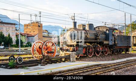 Alte Lok (Dampfmaschine) im Bahnhof Trient im Trentino Alto Adige ausgestellt. Trient, Italien - 19. august 2018 Stockfoto