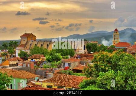 Wunderschöner Blick auf den Sonnenuntergang auf Trinidad Kuba. Blick auf eine koloniale Stadt in der karibik. Stockfoto