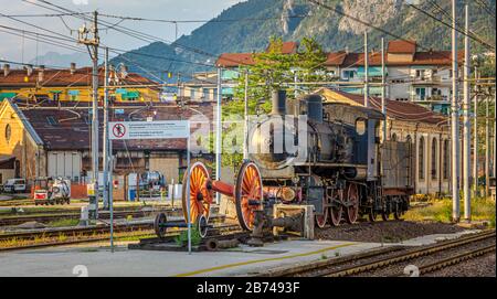 Alte Lok (Dampfmaschine) im Bahnhof Trient im Trentino Alto Adige ausgestellt. Trient, Italien - 19. august 2018 Stockfoto