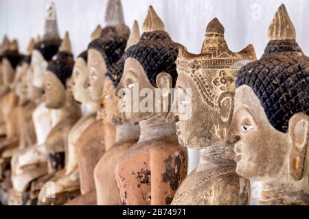 Buddha-Statuen aus rosafarbenem Phayao-Sandstein im Wat Si Khom Kham, Phayao, Thailand Stockfoto