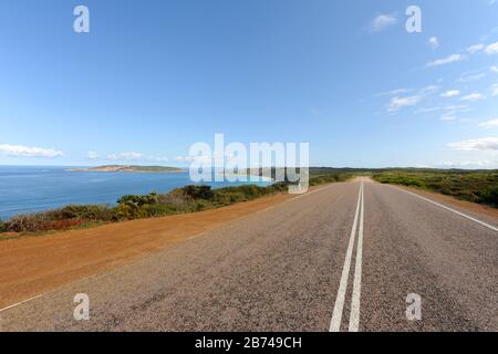 Der South Coast Highway, in der Nähe von Esperance in Richtung Observatory Point, WA, Australien Stockfoto