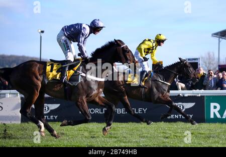 Al Boum Photo vom Jockey Paul Townend (rechts) gewinnt den Magners Cheltenham Gold Cup Chase am vierten Tag des Cheltenham Festivals auf der Cheltenham Racecourse. Stockfoto