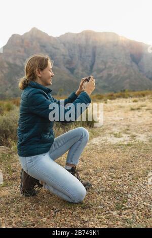 Profilansicht der Frau, die Fotos im Freien aufgenommen hat Stockfoto