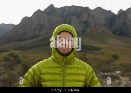 Vorderansicht des Mannes mit Jacke beim Blick auf die Kamera Stockfoto