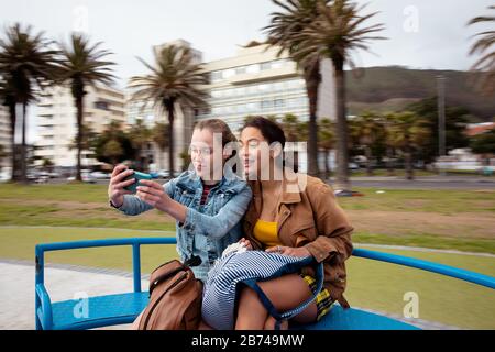 Vorderansicht der Freunde, die Selfies auf einem Spielplatz nehmen Stockfoto