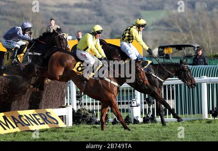 Al Boum Foto geritten von Paul Townend (rechts) springt den letzten auf dem Weg zum Gewinn des Magners Cheltenham Gold Cup Chase am vierten Tag des Cheltenham Festivals auf der Cheltenham Rennbahn. Stockfoto