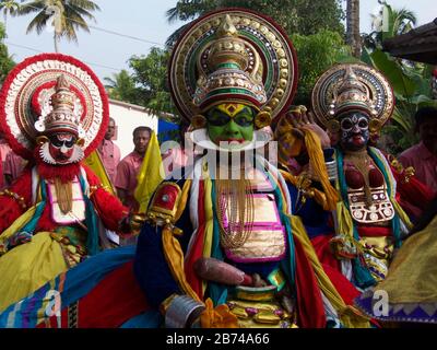 Klassische Kathakali-Tänzer, die hinduistische Götter darstellen, treten im Tempelfest, Kumarakom, Kerala, Südindien auf Stockfoto