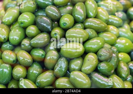 Nahaufnahme von frischen und glänzenden Oliven. Mediterrane Früchte. Vor allem Italien und Griechenland sind berühmt für ihre Oliven. Am Naschmarkt in Wien gefangen genommen. Stockfoto