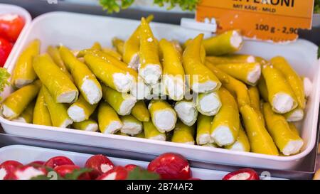 Grüner Pfeffer mit Fetakäse/Frischkäse gefüllt. Griechische Spezialität. Beliebte mediterrane Küche. Würziges Antipasto. Stockfoto