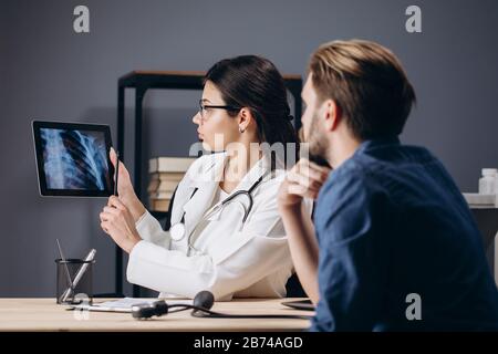 MD-Buchse mit Tablet zur Anzeige der Thorax-Röntgenstrahlung Stockfoto