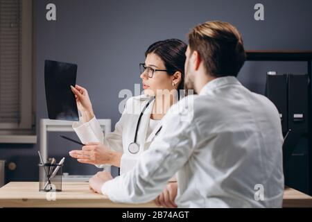 Ein Arzt, der mit EINEM leitenden Kollegen berät Stockfoto