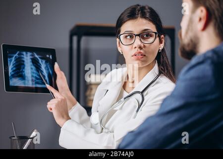 Young Pretty Female MD mit einem Tablet Stockfoto