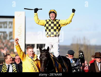 Jockey Paul Townend feiert auf Al Boum Photo, nachdem er im vierten Tag des Cheltenham Festivals auf der Cheltenham Racecourse den Magners Cheltenham Gold Cup Chase gewonnen hat. Stockfoto