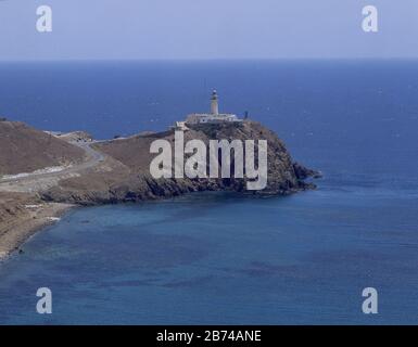 VISTA DEL CABO CON EL FARO Y LA PLAYA. ORT: PARQUE NATURAL DE CABO DE GATA. PROVINCIA. Almería. SPANIEN. Stockfoto