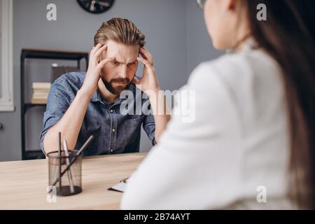 Ein heruntergefallene Patient bei EINEM Psychologietermin Stockfoto