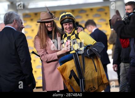 Jockey Paul Townend feiert, nachdem er im vierten Tag des Cheltenham Festivals auf der Cheltenham Racecourse den Magners Cheltenham Gold Cup Chase gewonnen hat. Stockfoto