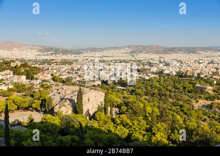 Blick auf Athen von der Akropolis. Berühmte Orte in Athen - Hauptstadt Griechenlands. Antike Denkmäler. Stockfoto