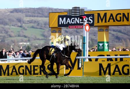 Al Boum Photo, der von Jockey Paul Townend geritten wurde, gewinnt den Magners Cheltenham Gold Cup Chase am vierten Tag des Cheltenham Festivals auf der Cheltenham Racecourse. Stockfoto