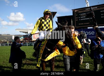 Jockey Paul Townend feiert den Gewinn des Magners Cheltenham Gold Cup Chase mit Al Boum Photo am vierten Tag des Cheltenham Festivals auf der Cheltenham Racecourse. Stockfoto