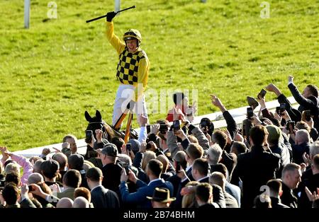 Jockey Paul Townend feiert auf Al Boum Photo, nachdem er im vierten Tag des Cheltenham Festivals auf der Cheltenham Racecourse den Magners Cheltenham Gold Cup Chase gewonnen hat. Stockfoto