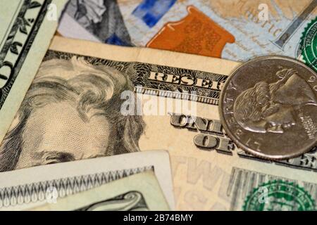 Selektiver Fokus Nahaufnahme von verschiedenen US-Banknoten und -Münzen Stockfoto