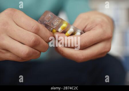 Nahaufnahme des Menschen ist krank und er wird etwas Medikamente aus Kopfschmerzen trinken Stockfoto