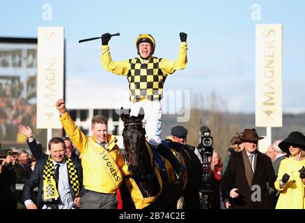 Jockey Paul Townend feiert auf Al Boum Photo, nachdem er im vierten Tag des Cheltenham Festivals auf der Cheltenham Racecourse den Magners Cheltenham Gold Cup Chase gewonnen hat. Stockfoto