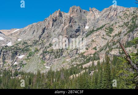 Die Landschaft der zerklüfteten Berggipfel am Emerald Lake im Rocky Mountain National Park in Colorado ist tief im Winkel Stockfoto