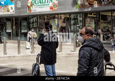 In der Via Maqueda in Palermo, Sizilien, stehen die Menschen während der Coronavirus-Pandemie 2020 vor Supermärkten für Essen, stehen und sozial distanziert Stockfoto