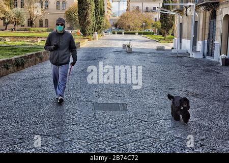 Mann Wanderhund in Palermo, Sizilien Coronavirus Pandemie 2020 Stockfoto