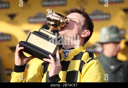 Jockey Paul Townend feiert, nachdem er im vierten Tag des Cheltenham Festivals auf der Cheltenham Racecourse den Magners Cheltenham Gold Cup Chase mit Al Boum Photo gewonnen hat. Stockfoto