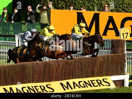 Al Boum Foto geritten von Paul Townend (rechts) springt den letzten auf dem Weg zum Gewinn des Magners Cheltenham Gold Cup Chase am vierten Tag des Cheltenham Festivals auf der Cheltenham Rennbahn. Stockfoto