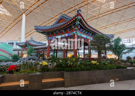 Peking, China - 2. Oktober 2019: Terminal 3 des Pekinger Hauptstadtflughafens (PEK) in China. Weltweite Verwendung Stockfoto