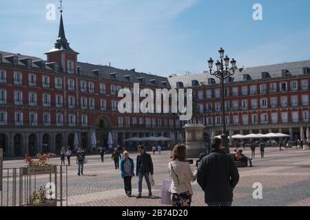 Madrid, Spanien; 13.03.2020.- Die Gemeinschaft Madrid hat öffentliche Kinderräume geschlossen, weil sich die Bevölkerung dort weiterhin mit ihren Kindern versammelte und sie in einen Ansteckungsschwerpunkt verwandelte. Sie hat auch die Schließung des gesamten Restaurantgeschäfts von morgen 14.03.2020 mit dem Ziel beschlossen, Ansteckungen durch Coronavirus zu stoppen. Die Maßnahme, die an diesem Samstag in Kraft tritt und bis zum 26. März in der Stadt Madrid (2018) aktiv bleiben wird, gab es 4.876 Terrassen für Bars und Restaurants, mit 169.000 Stühlen, die für die Belegung von 164.026 Quadratmetern Zugelassen Sind, Gibt Es mehr als 31.000 Bars und Stockfoto