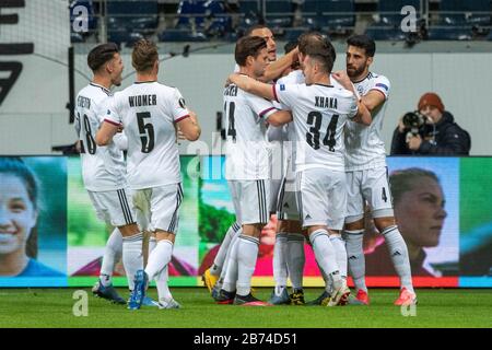 Jubeltraube der Baseler Spieler nach dem Tor zum 1: 0 für den FC Basel, Jubel, Jubel, Jubel, Jubel, Freude, Jubel, Feiern, Torjubel, ganze Figur, Fußball Europa League, Runde 16, Eintracht Frankfurt (F) - FC Basel (Basel) 0: 3, am 12. März 2020 in Frankfurt/Deutschland. Weltweite Verwendung Stockfoto